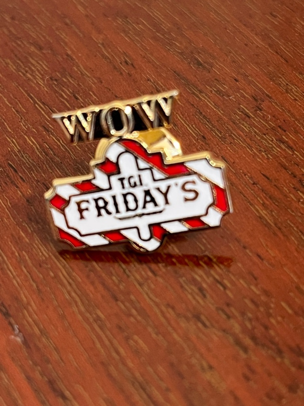 VTG TGI Friday's pins - lot of 5 - Picture 2 of 4